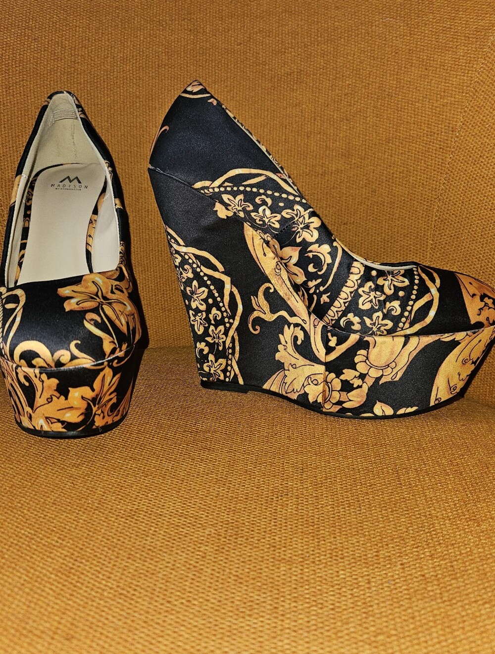MADISON by SHOE DAZZLER Miya Platform Wedge Pumps Black and Gold Print Sz 8.5